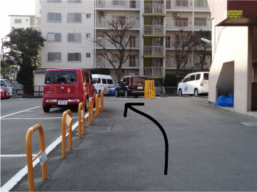 黄色い看板の左隣り駐車場です。